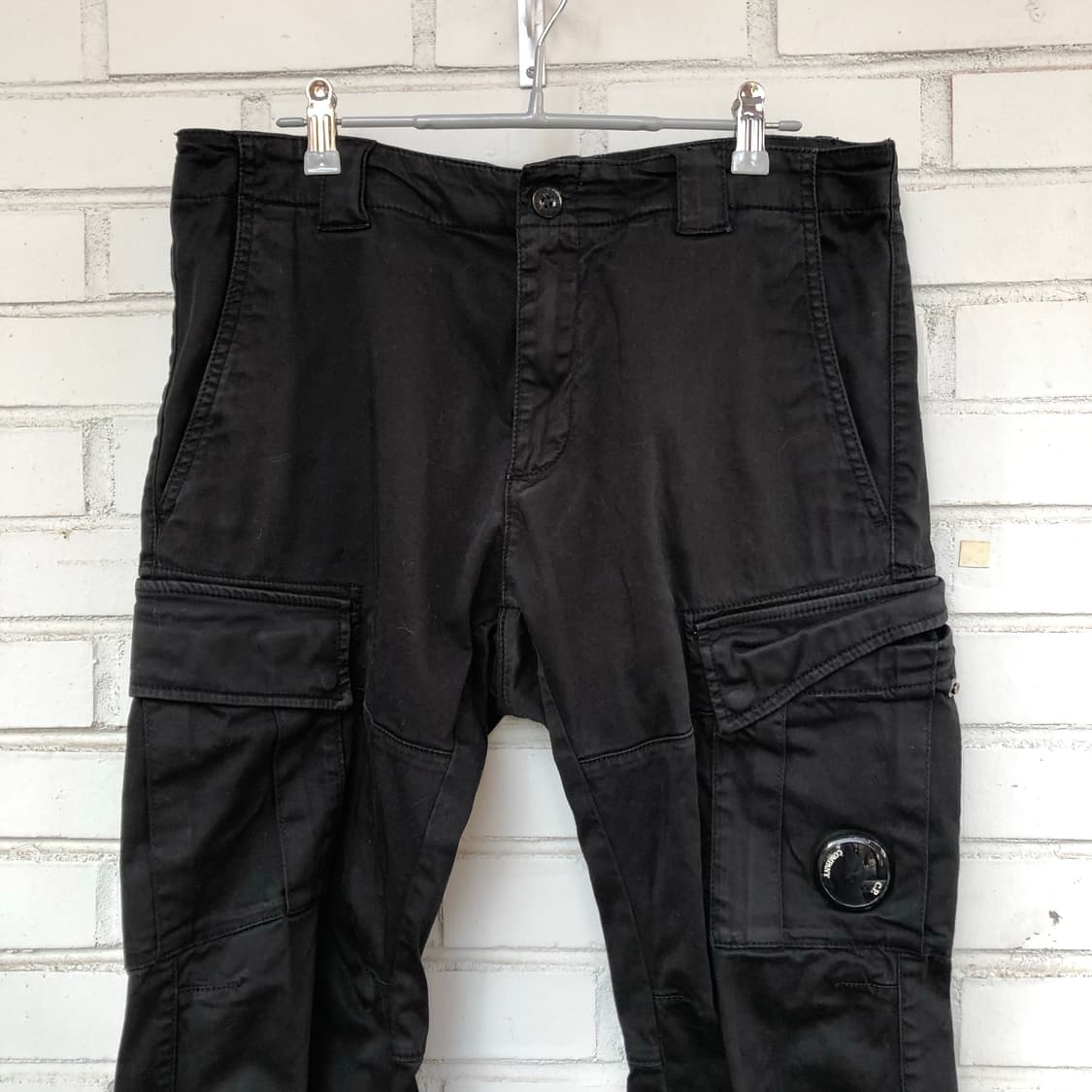 Cp컴퍼니 스트레치 사틴 렌즈 카고팬츠 블랙 23SS  상품이미지2
