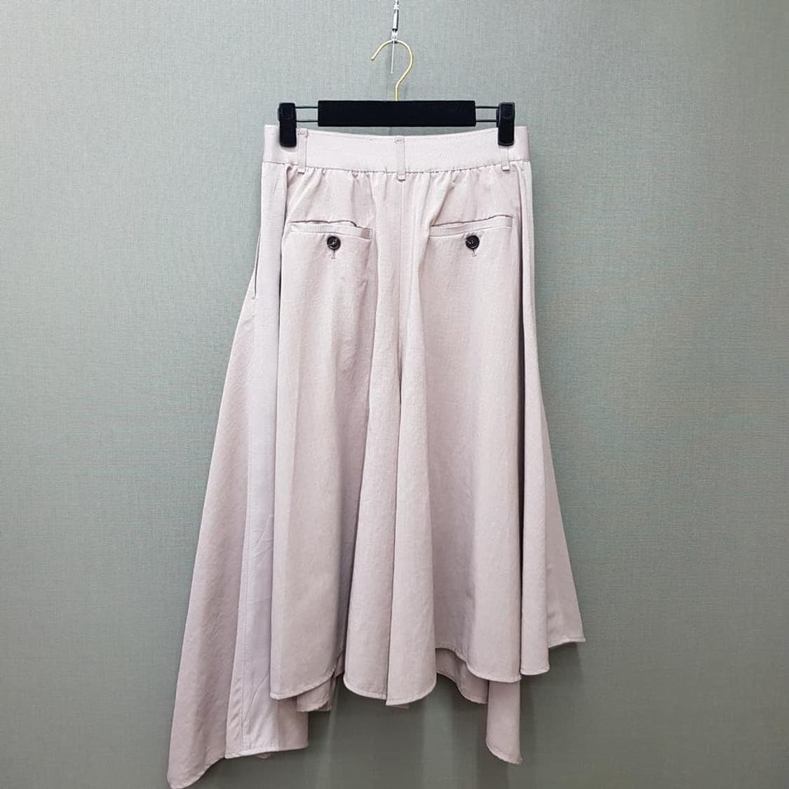 한섬 시스템 2023 언밸런스 헴 백밴딩 스커트 64-94사이즈 상품이미지3
