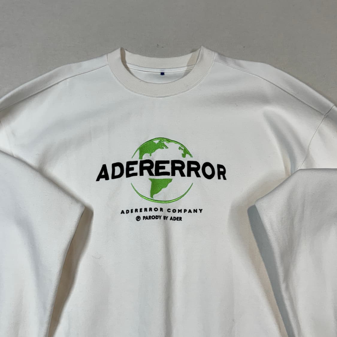 A1) 아더에러 유니버셜 스펠로고 맨투맨 티셔츠 상품이미지3