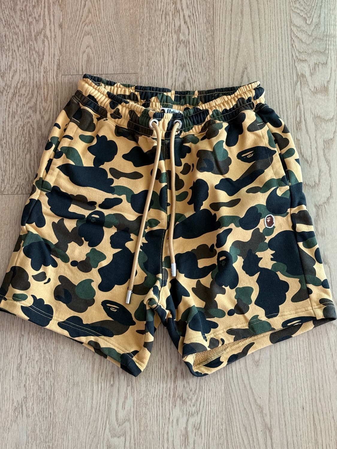 베이프 퍼스트 카모 자카드 원 포인트 릴렉스드 핏 스웨트쇼츠 옐로우 상품이미지2