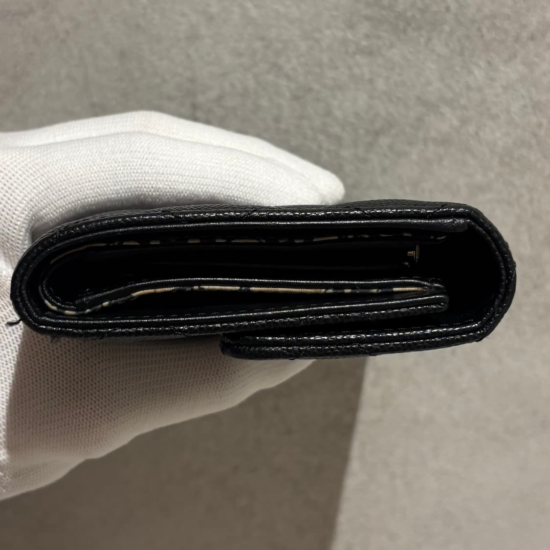 A+ OS사이즈 샤넬 CC로고 캐비어 플랩 반지갑 블랙 (내장칩) 상품이미지6