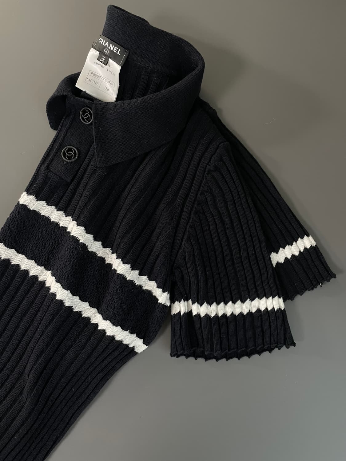 [38] CHANEL 샤넬 코코 버튼 커브스 카라 반팔 니트 상품이미지4
