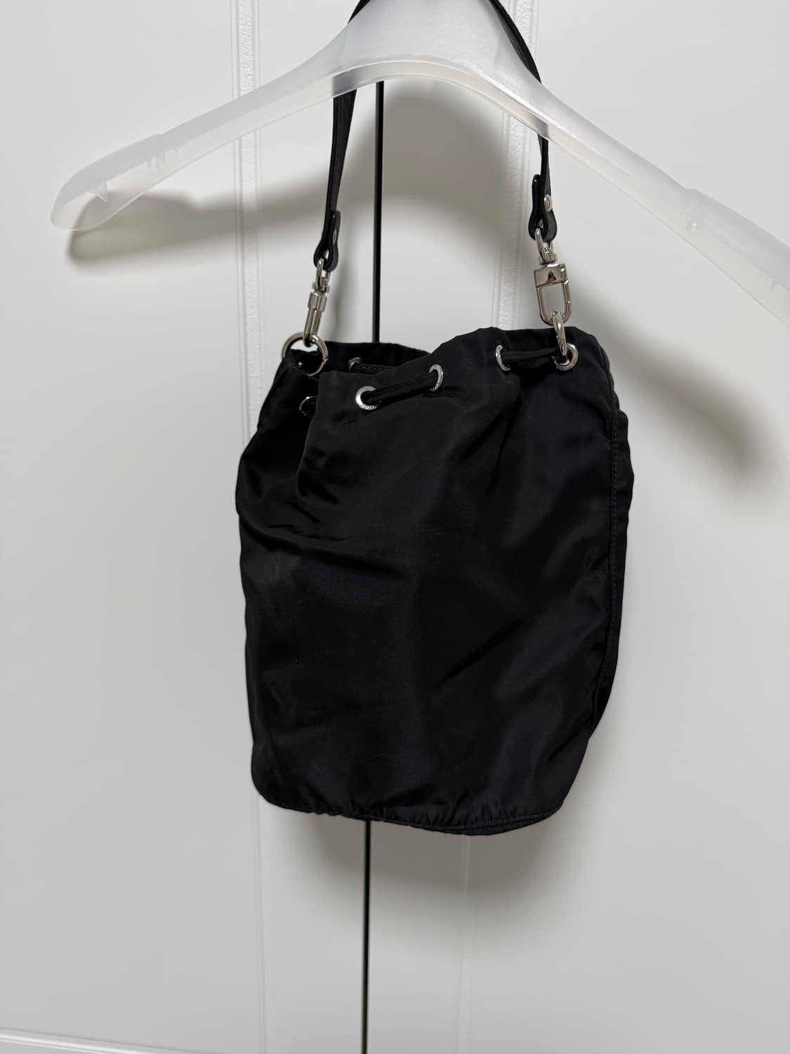 프라다 나일론 버킷 파우치 블랙 상품이미지2