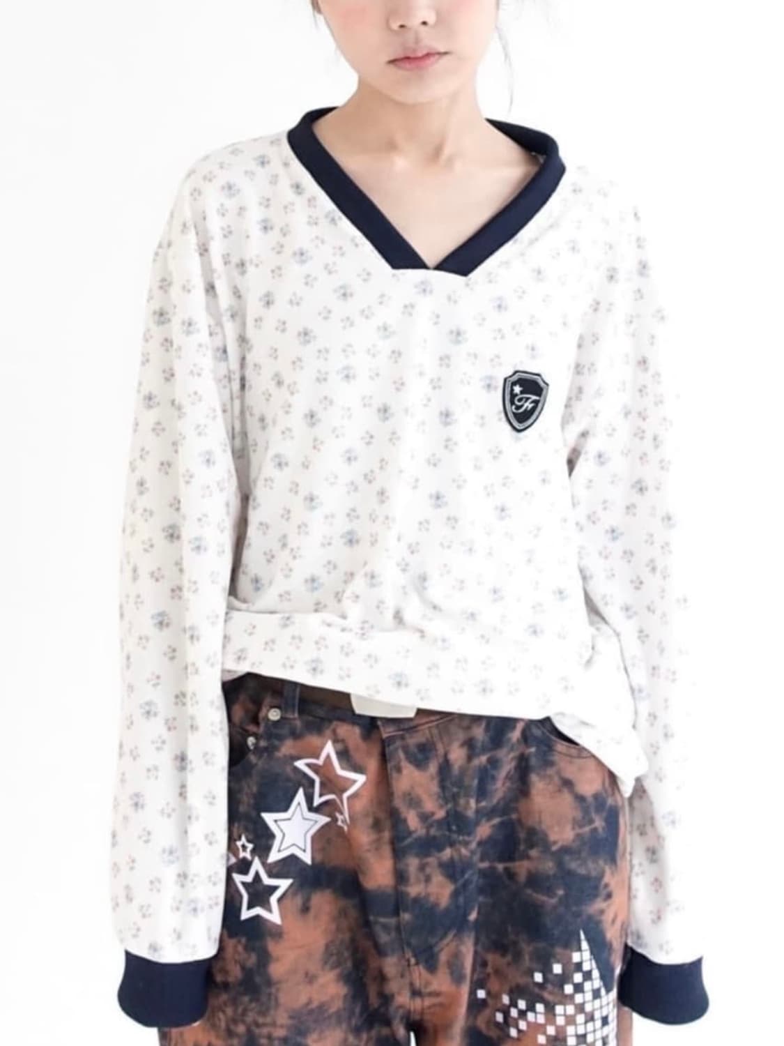 [F.E.E.S] V neck flower terry shirt 샵페어리 상품이미지2