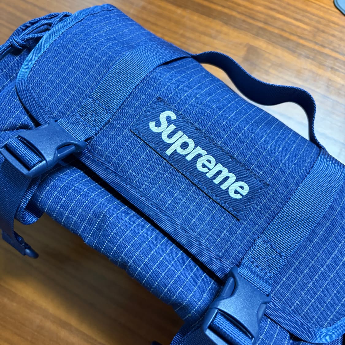 슈프림 미니 더플백 네이비 24SS 상품이미지2