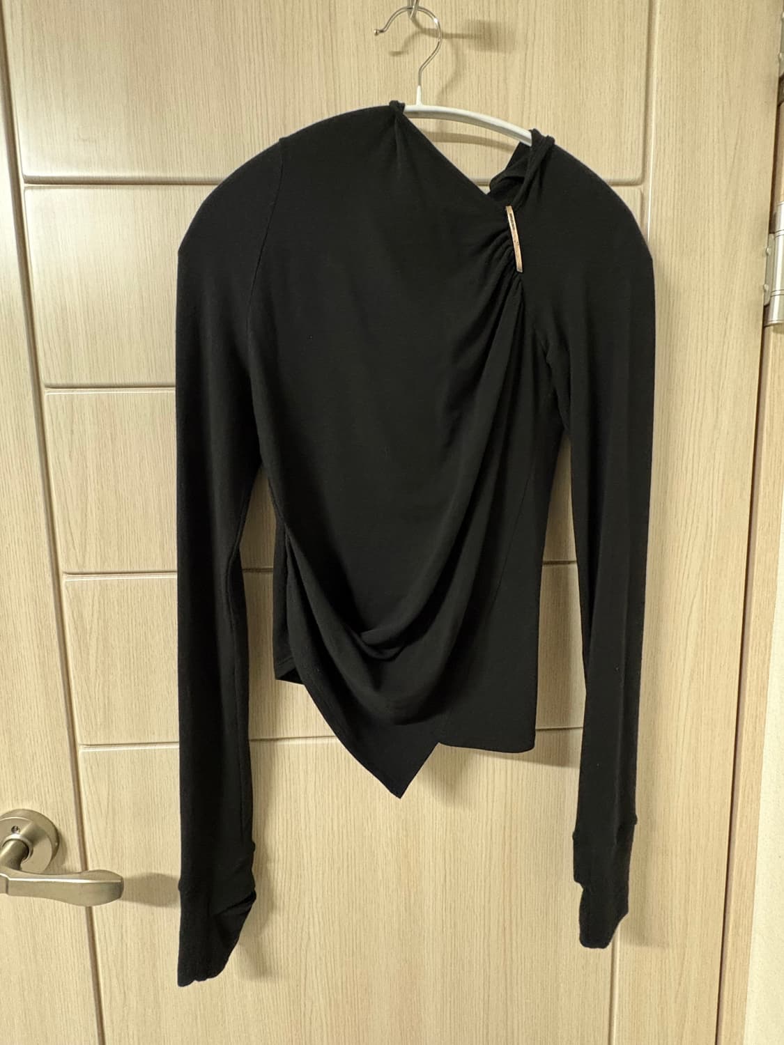 Hyein Seo Hooded Shirring Top 블랙 상품이미지3