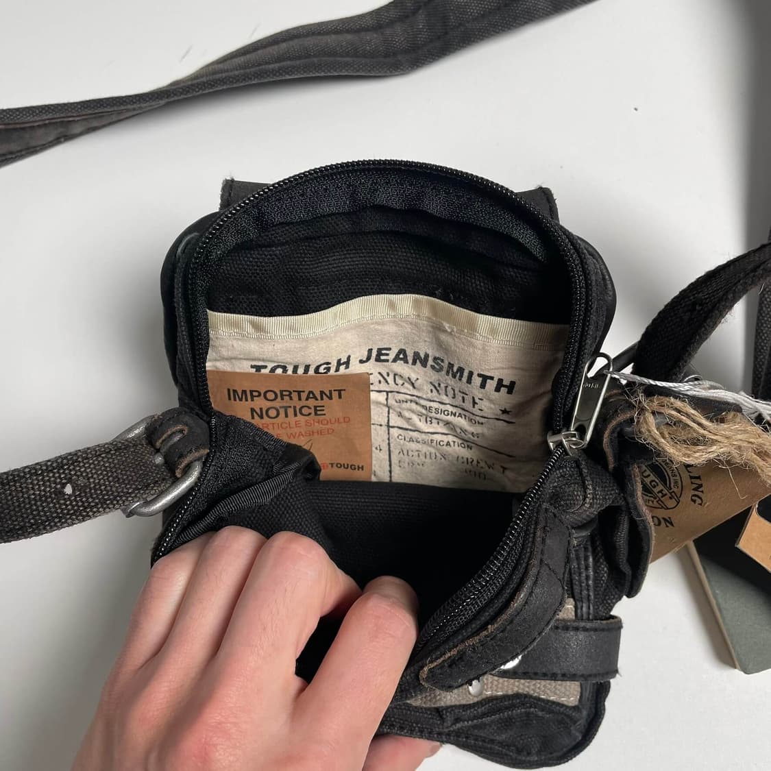 Tough jeansmith 십자가 페인트 미니백 상품이미지7