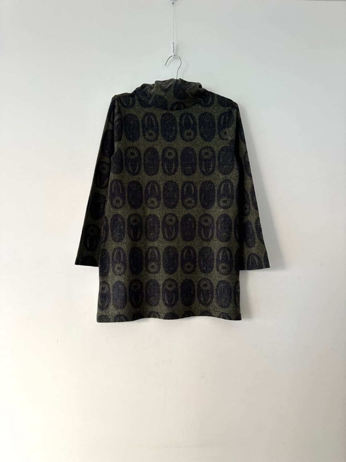 Ancient pattern neck detail top  상품이미지1