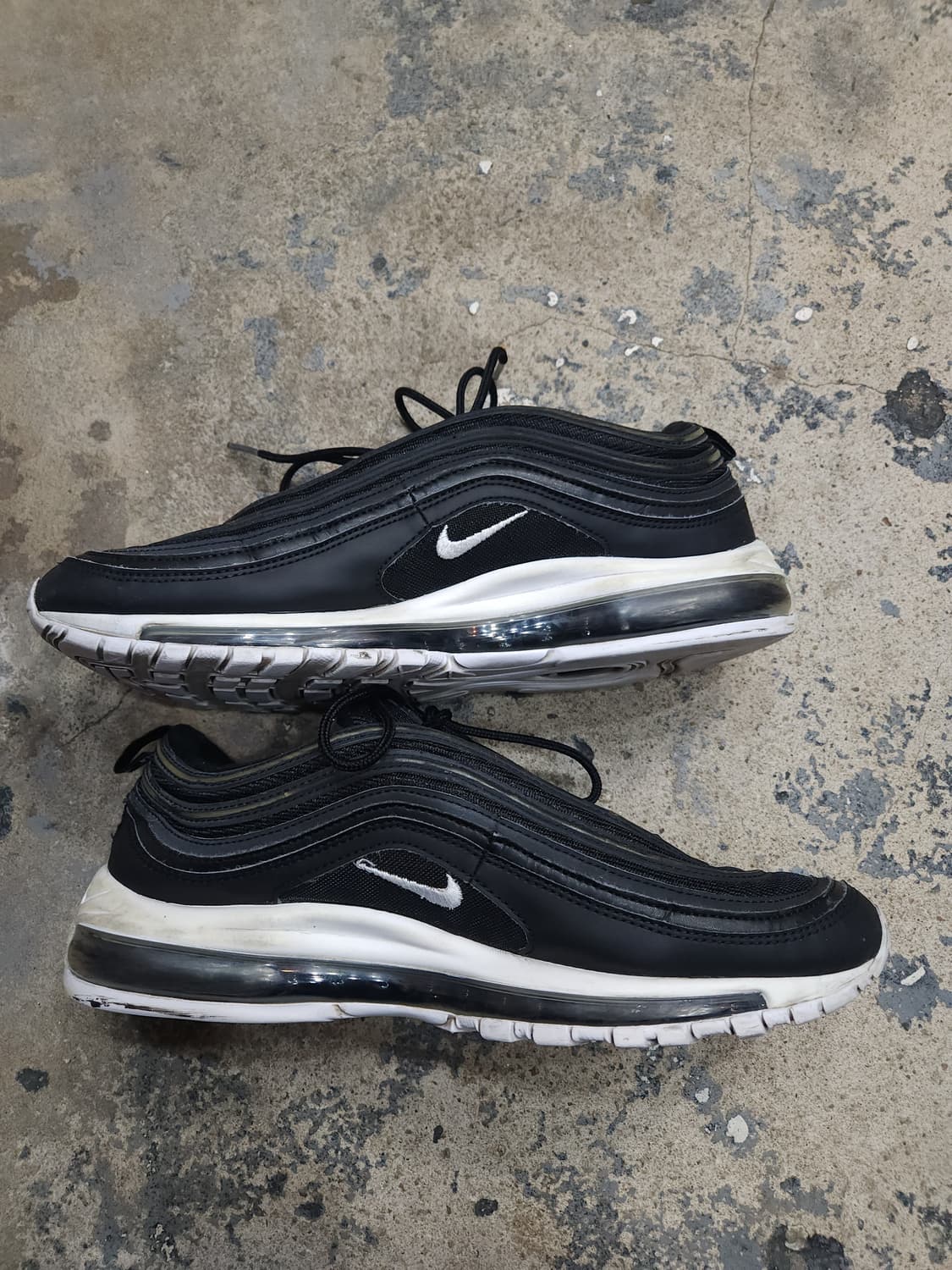 나이키 에어맥스97 블랙 화이트 305mm

 상품이미지1