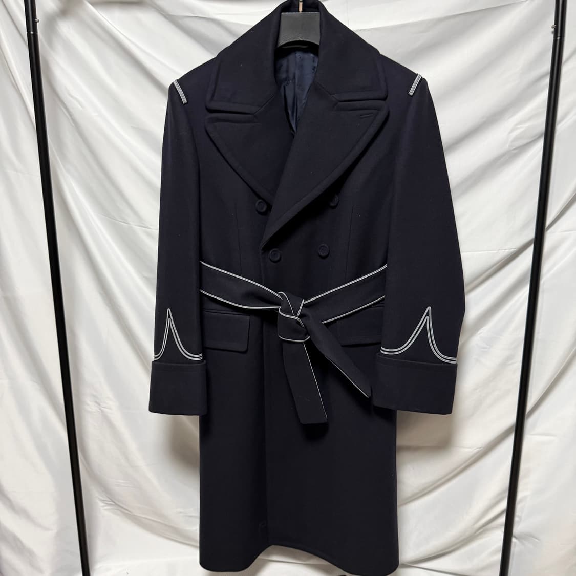 [S+급/48] 디올 파이핑 벨트 코트 블랙 상품이미지5