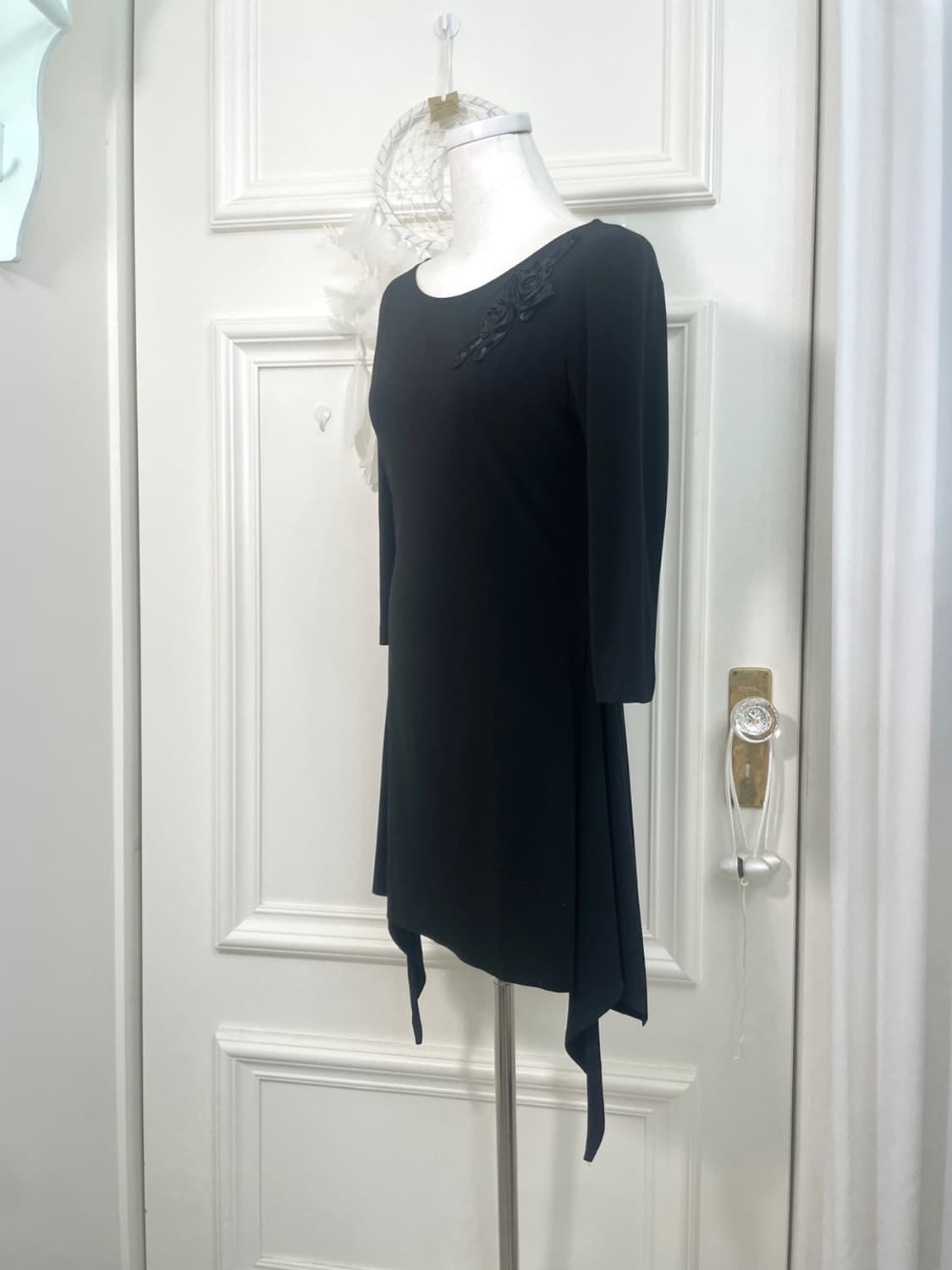 black rose detail ruffle side slit top 상품이미지2