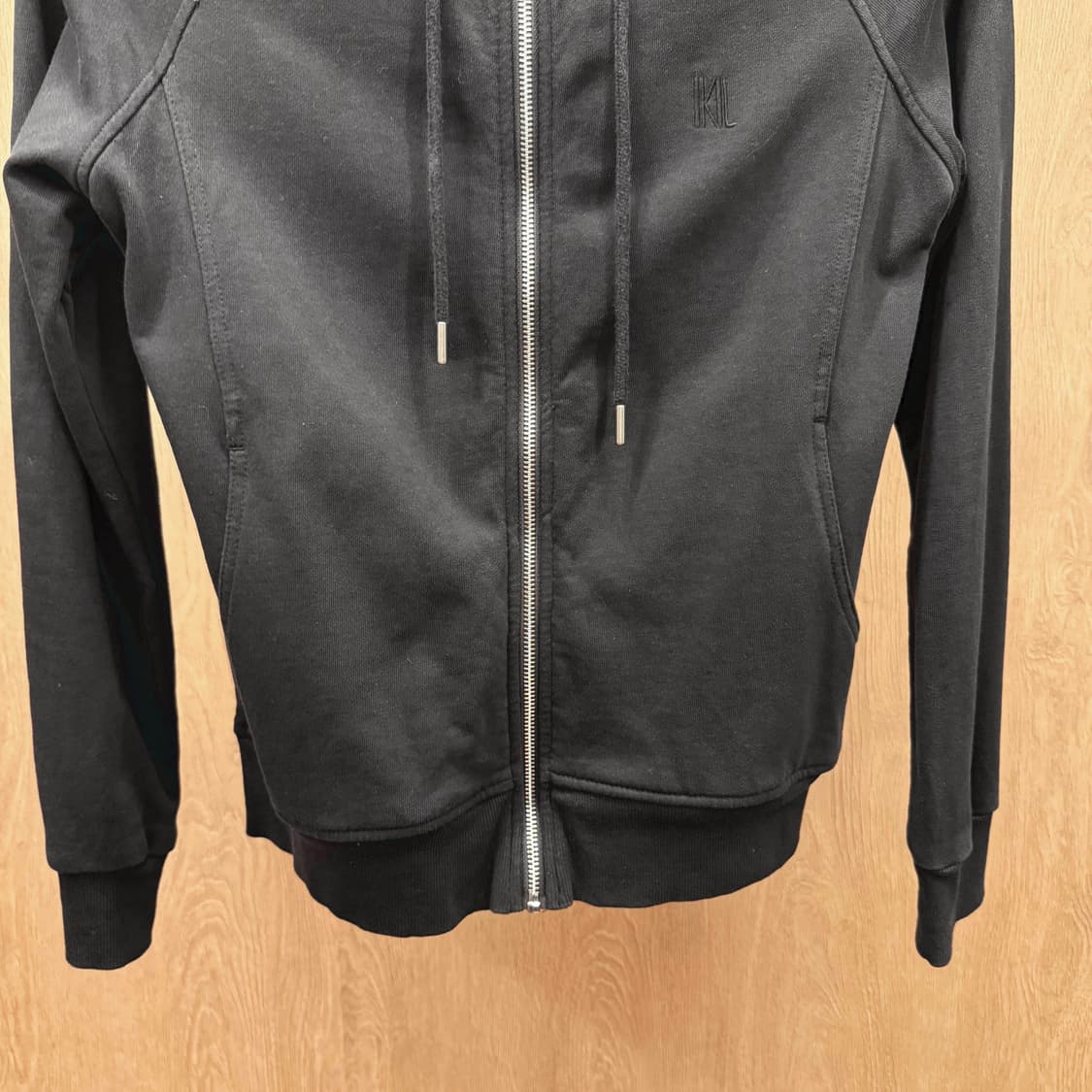 칼 라거펠트 후드집업 KL로고 자수 디테일 슬림핏 블랙 상품이미지5