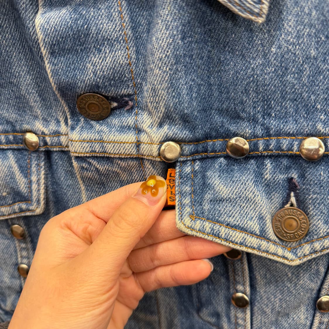 리바이스 클래식 데님 슬리브리스 베스트 메탈 스터드 워싱 디테일 중청 상품이미지6