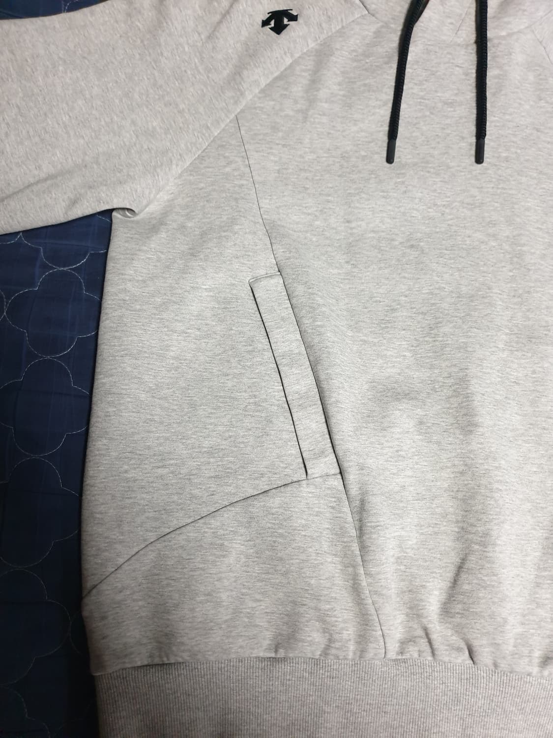 (단종매물) 데상트 언발란스 절개 포켓 자수로고 후드티 그레이 (L) 상품이미지4