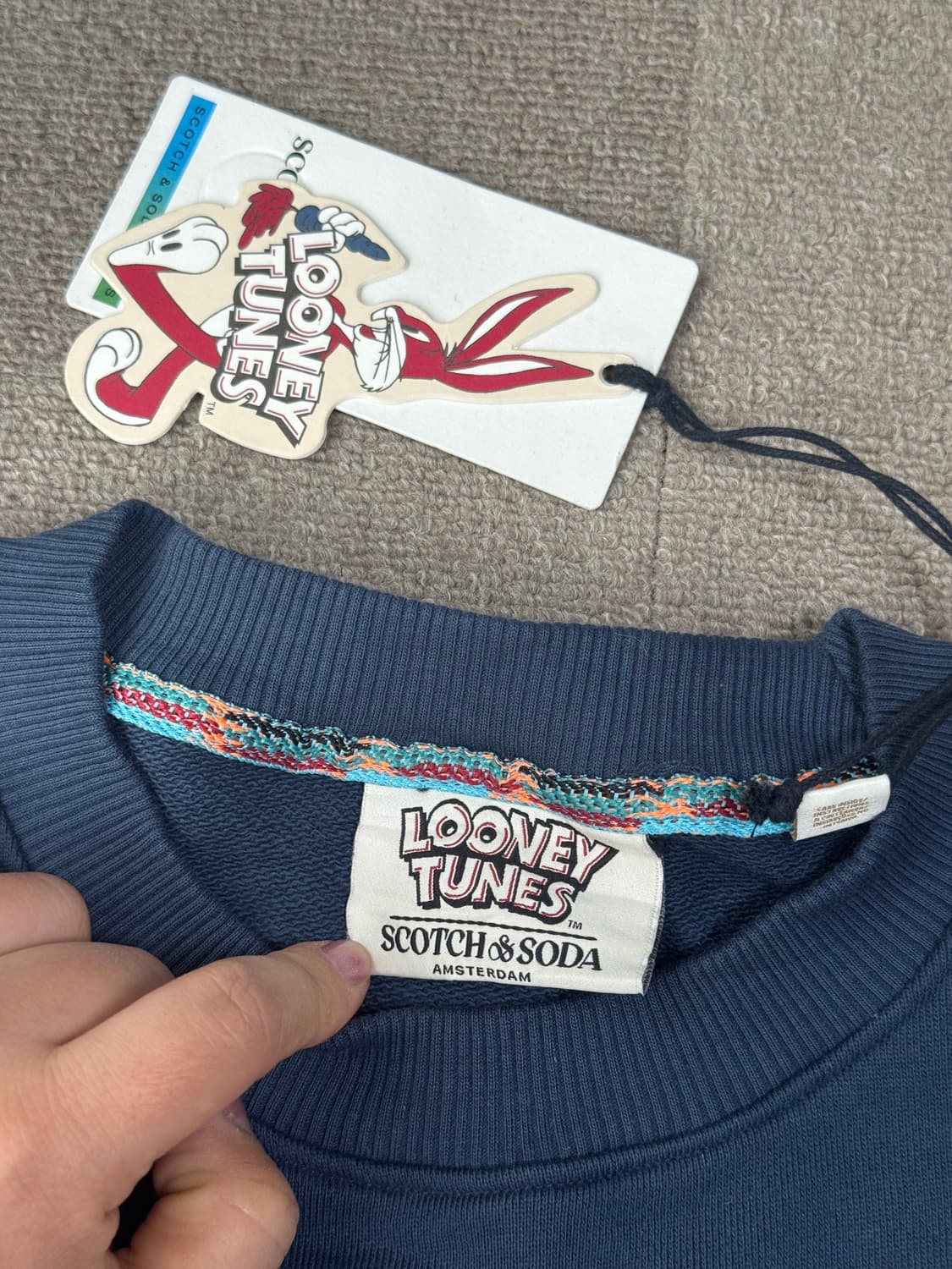 스카치앤소다 x 루니툰즈 벅스바니 콜라보 맨투맨 스웻 상품이미지4