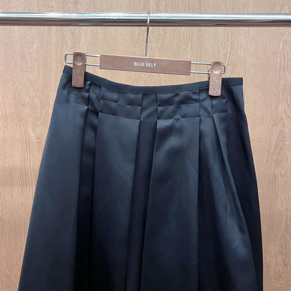 랑방 플리츠 미디 스커트 백 클로징 절개 디테일 무지 A라인 블랙 상품이미지4