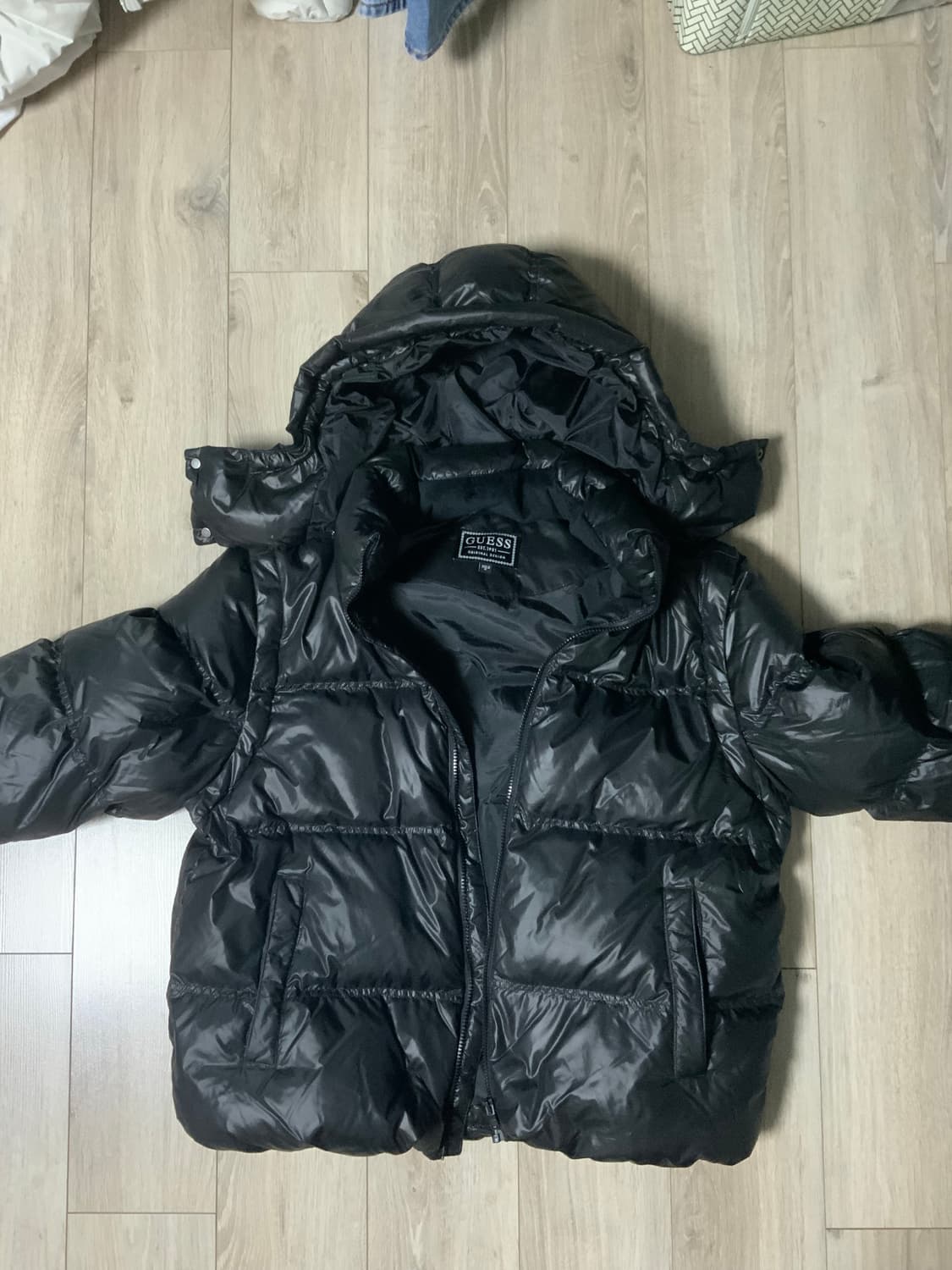 Guess 글레이즈드 디테쳐블 슬리브 다운 블랙 유광패딩 상품이미지1