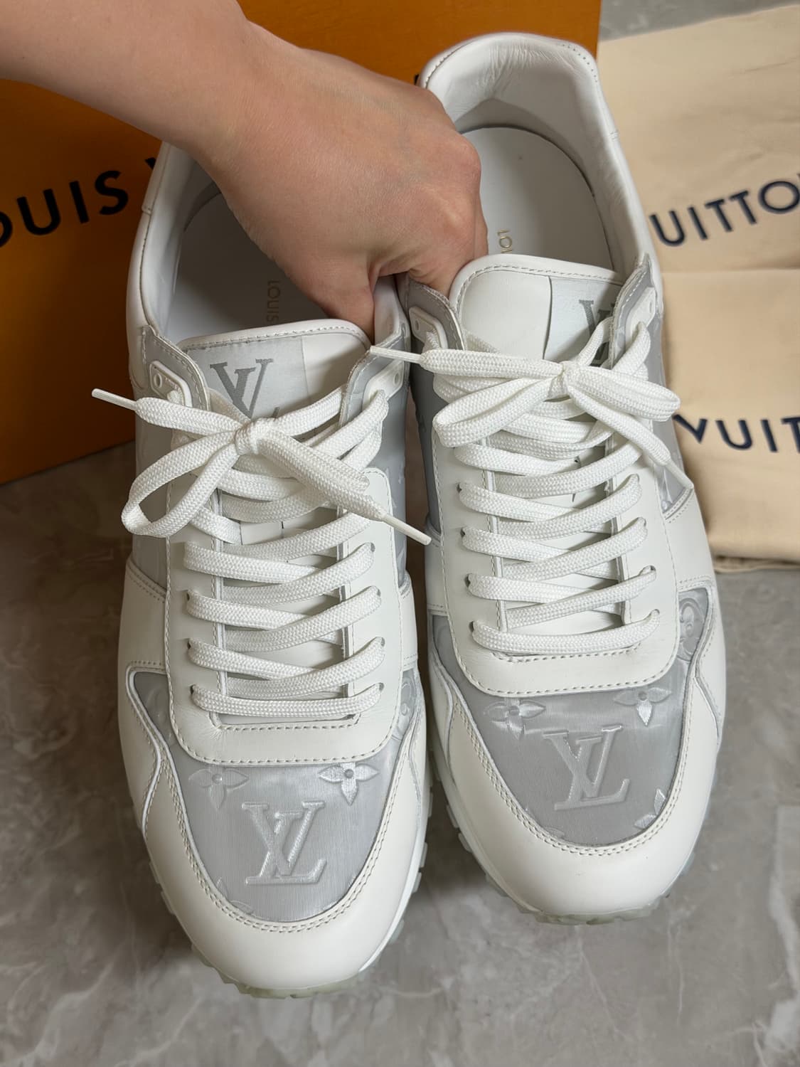 (1회 착용, 새상품급) 루이비통 런 어웨이 화이트 스니커즈 8사이즈 상품이미지3