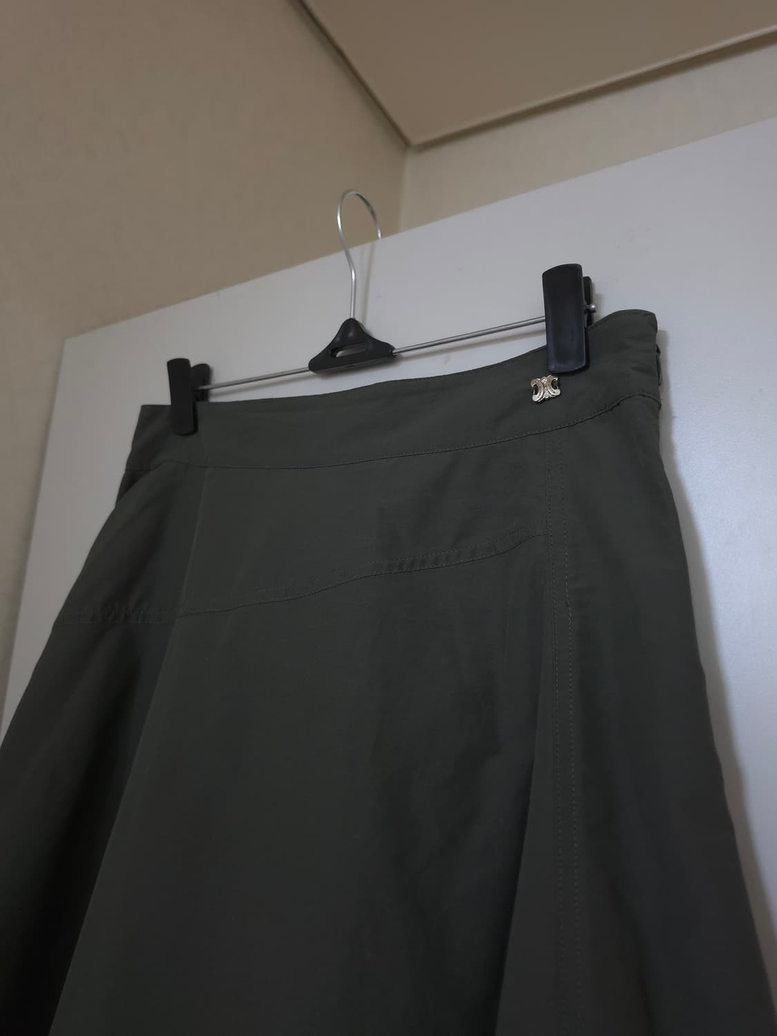 듀엘 카키색 플레어 롱스커트 상품이미지2