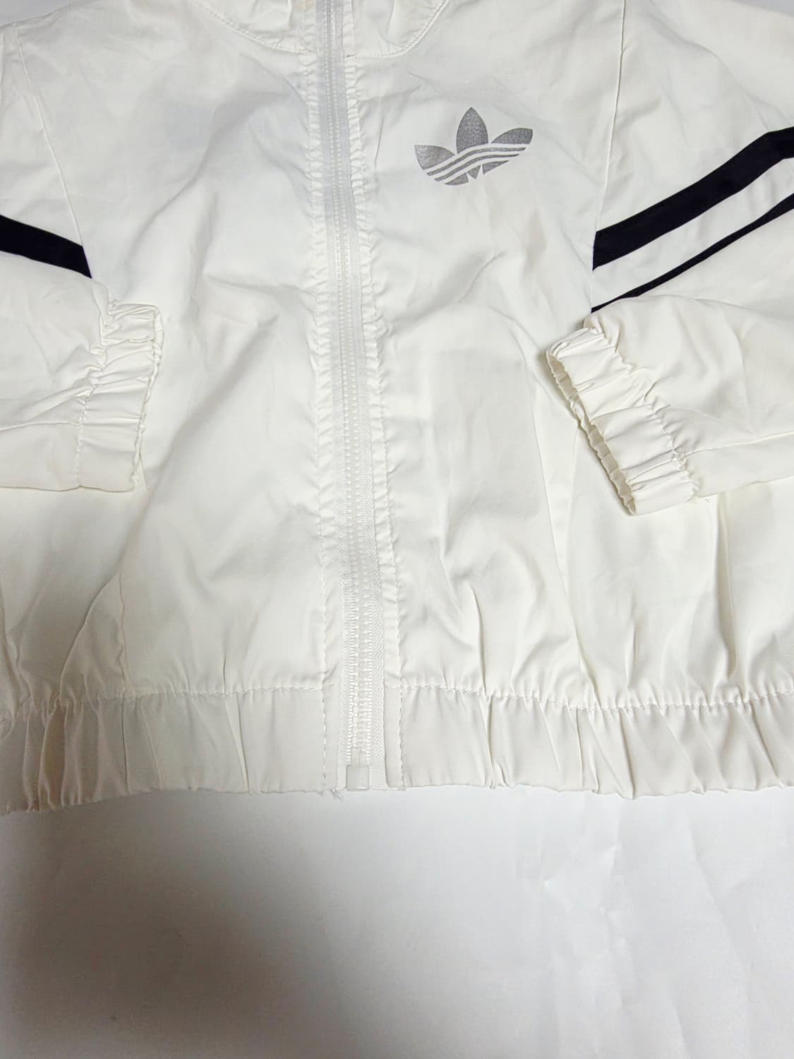 [아디다스] Y2K 화이트 블랙 투라인 백로고 크롭 바람막이 자켓L 상품이미지4