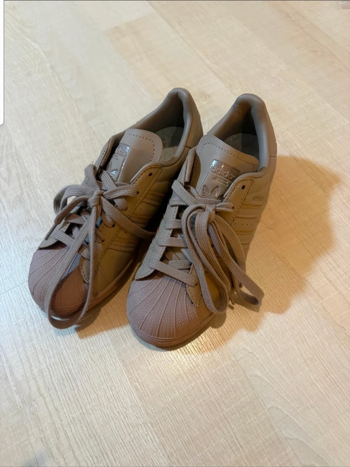 아디다스 슈퍼스타 브라운 색상 220 상품이미지1