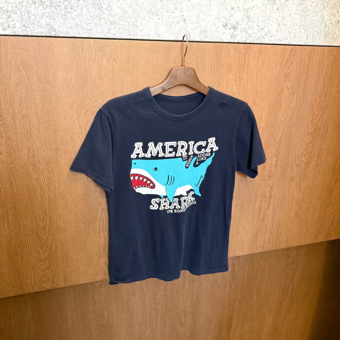 빈티지 라운드넥 반팔 티셔츠 샤크 그래픽 프린팅 디테일 네이비 상품이미지1