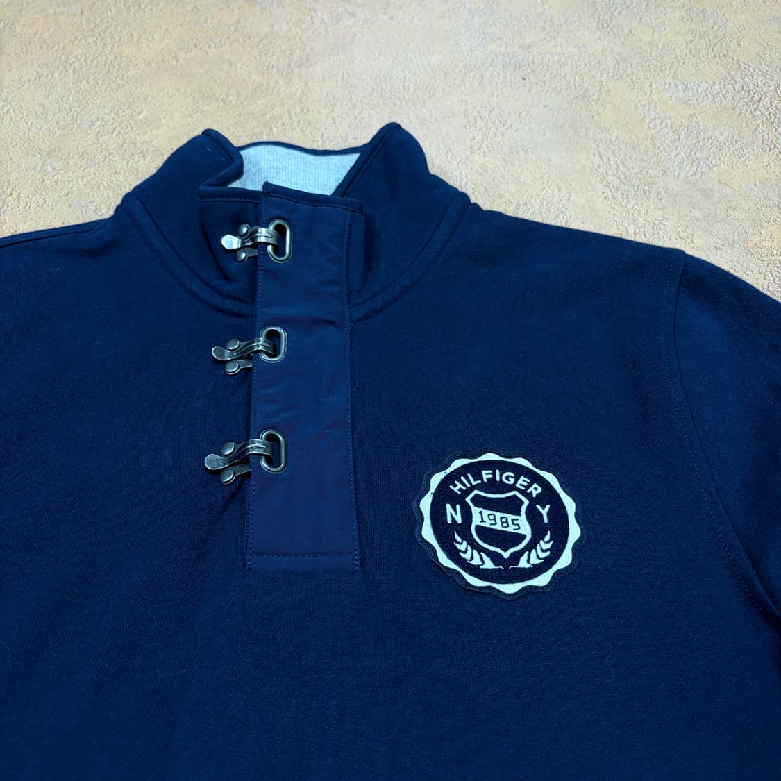 타미 힐피거 네이비 기모 버클 스웻 풀오버 상품이미지2