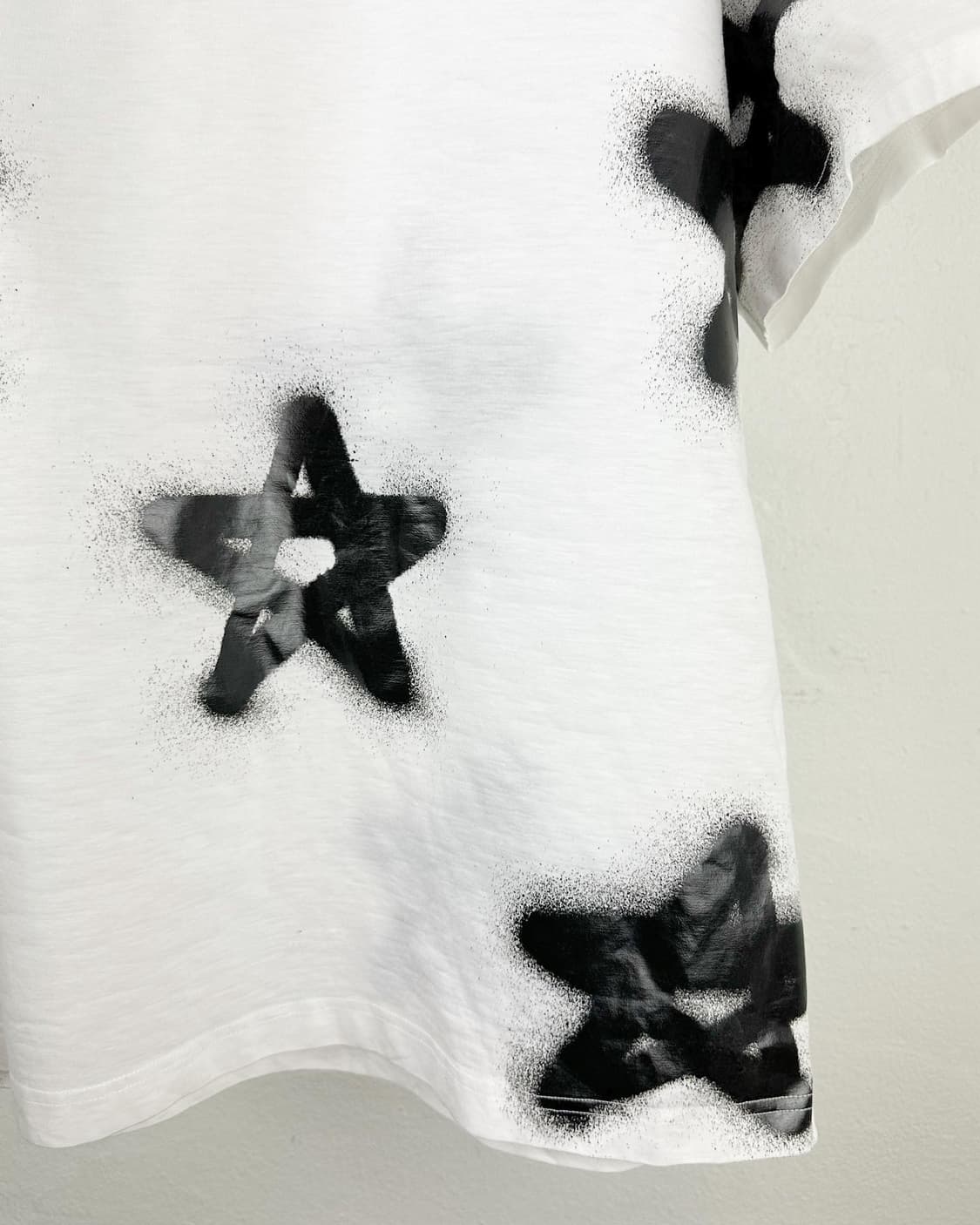 아크네 스튜디오 화이트 스타 페인팅 하프 티셔츠 상품이미지2