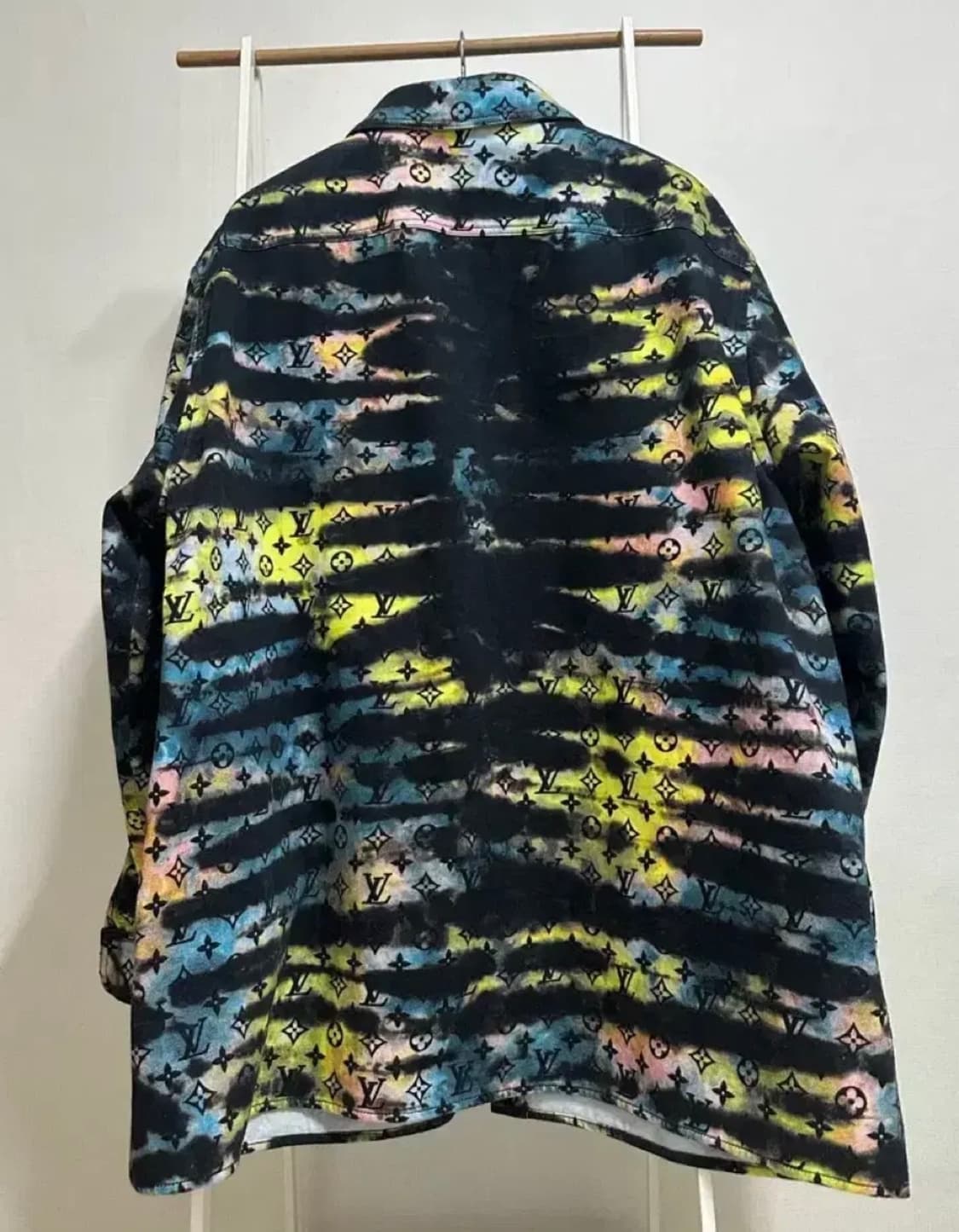 루이비통 타이 다이 모노그램 셔츠 5L 상품이미지2