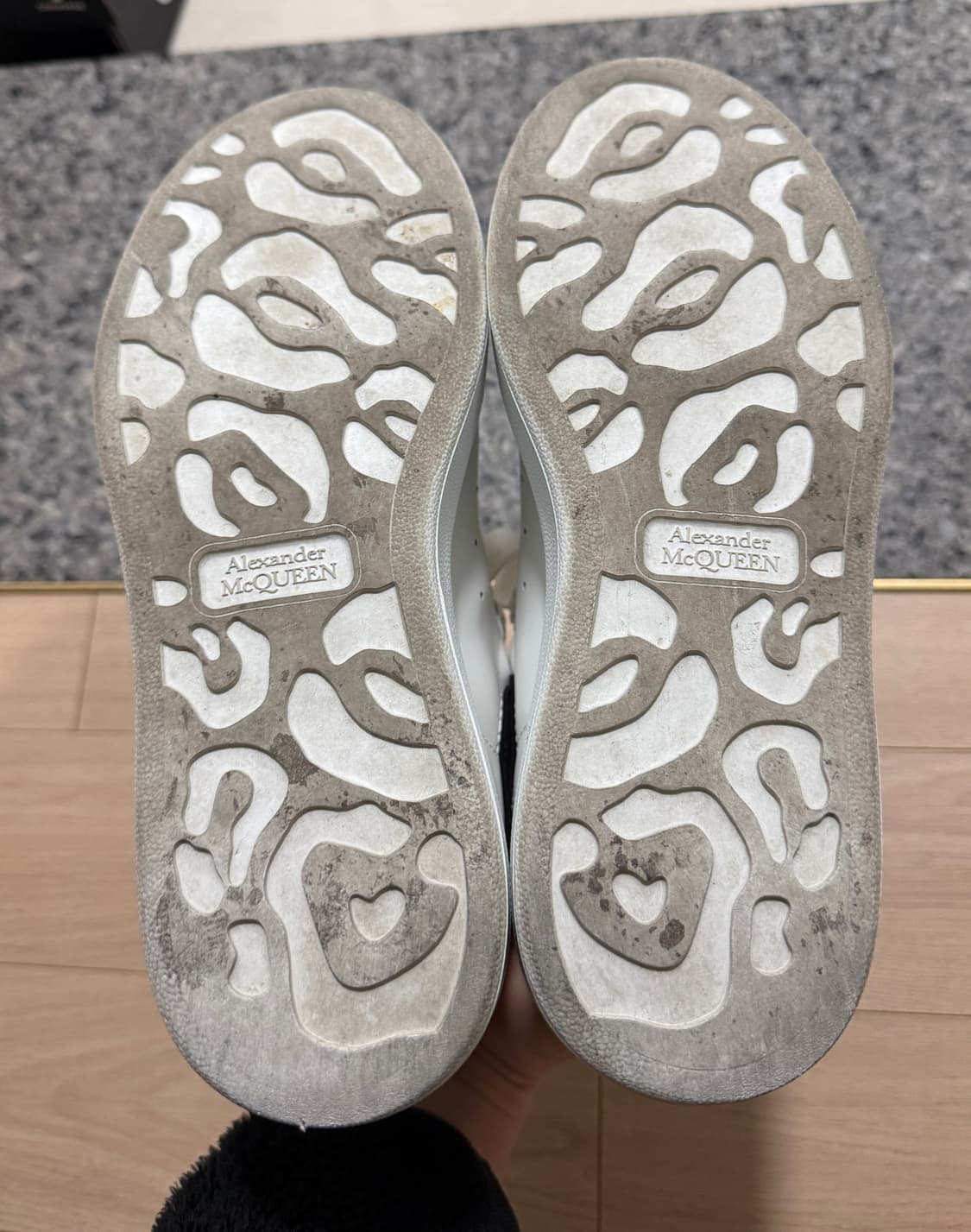 알렉산더 맥퀸 오버솔 스니커즈 화이트 블랙 상품이미지7