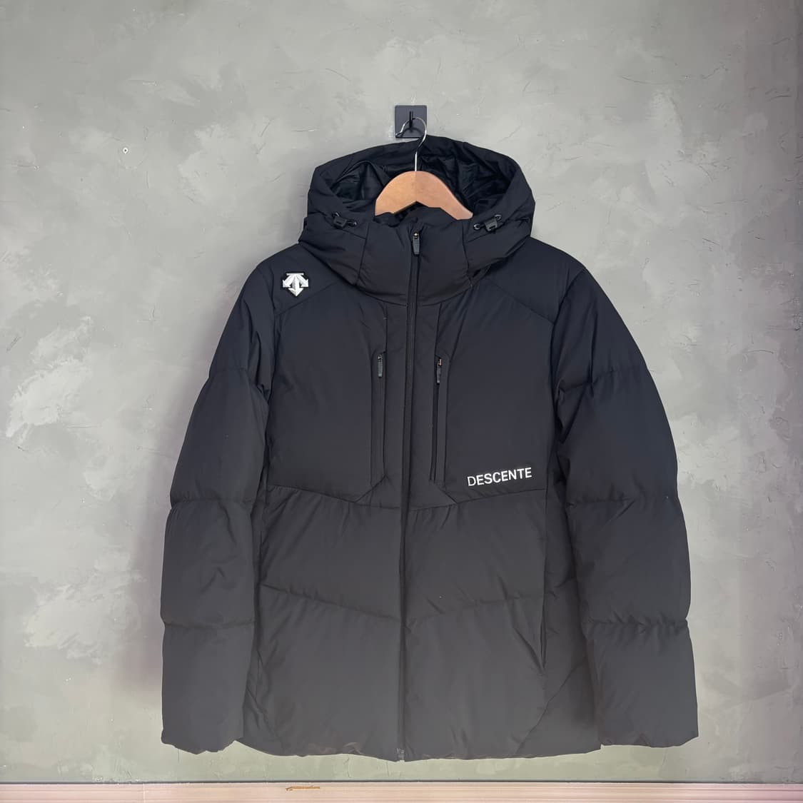 데상트 덕다운 패딩 블랙 상품이미지1