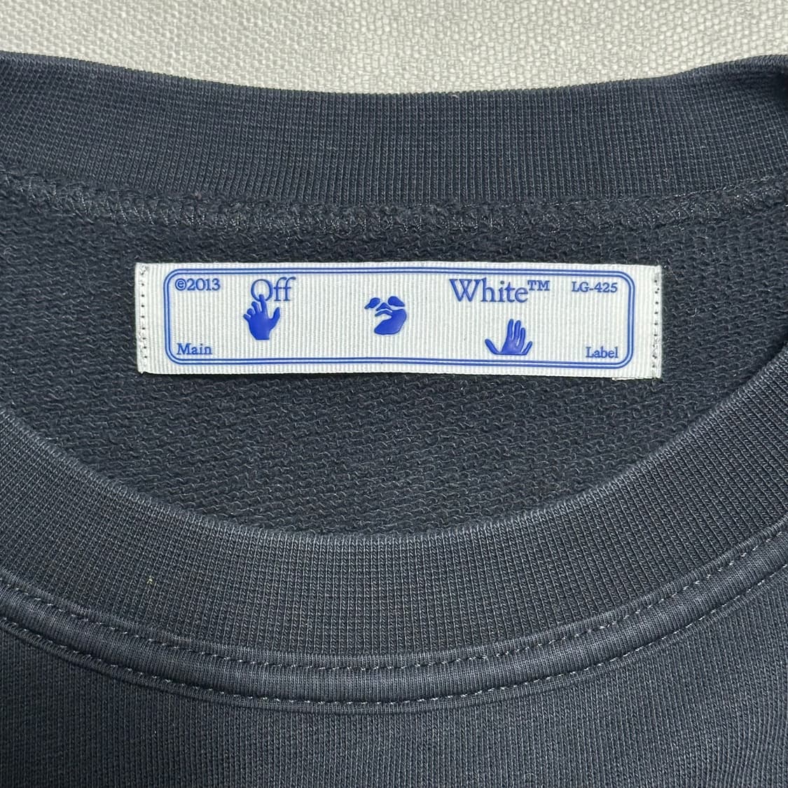 S 오프화이트 브러쉬드 다이애그 블랙 맨투맨 상품이미지4