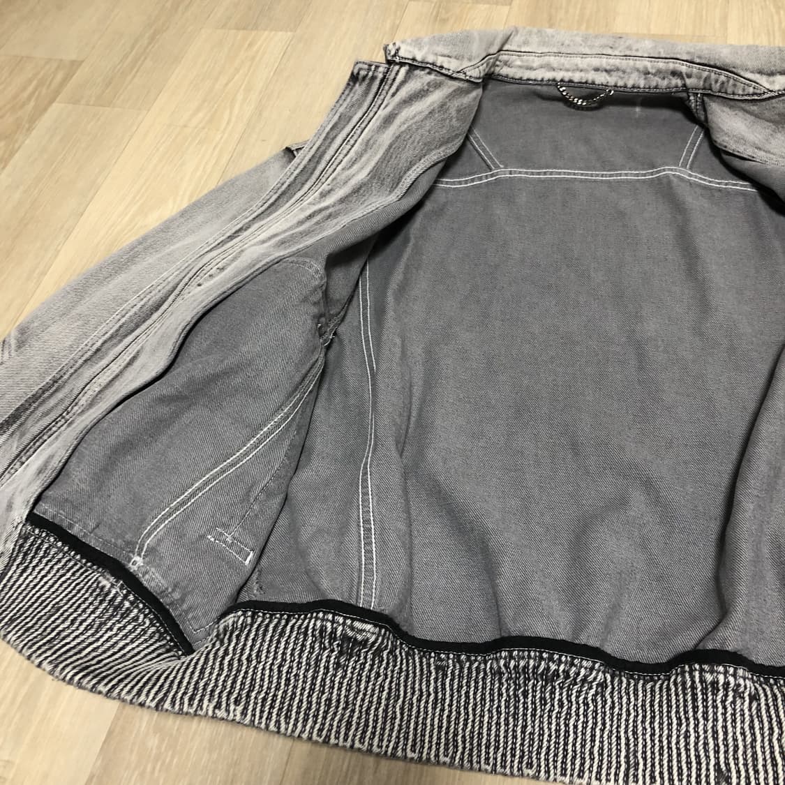 (48) 새상품 솔리드 옴므 23 SS 라이트 그레이 페이디드 데님 봄버 상품이미지5