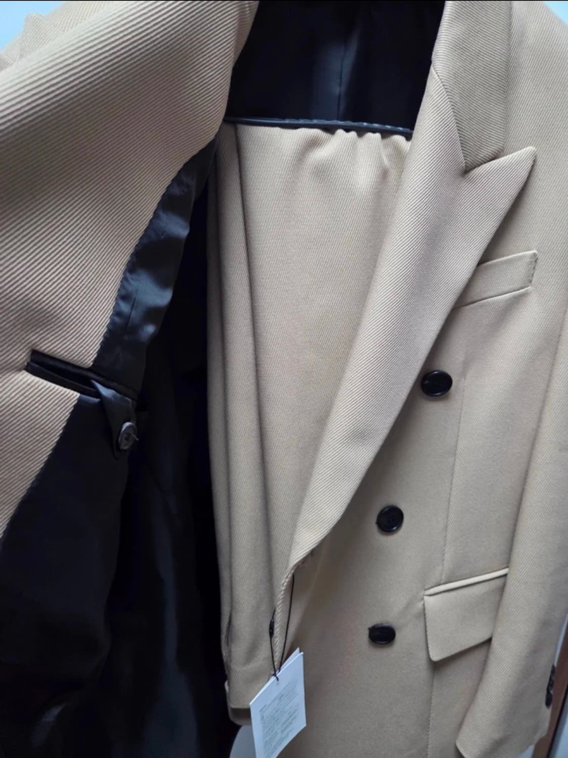 TNGT 베이지 피크드 더블 블레이저 + 와이드핏 팬츠 셋업 수트 상품이미지3