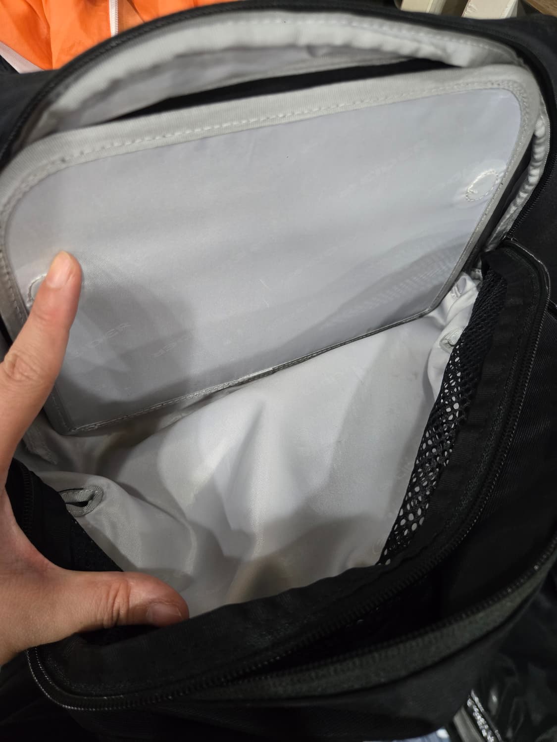 EiDER 아이더 백팩 가방! 블랙&화이트! 수납공간 짱넓고 깔끔해요~ 상품이미지6