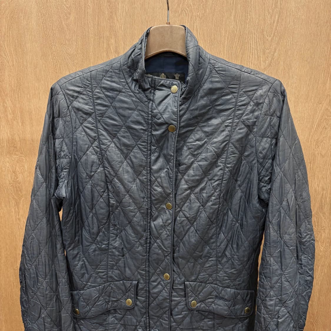 바버 퀄팅 자켓 스탠드 카라 플랩 포켓 디테일 레귤러핏 그레이 상품이미지4