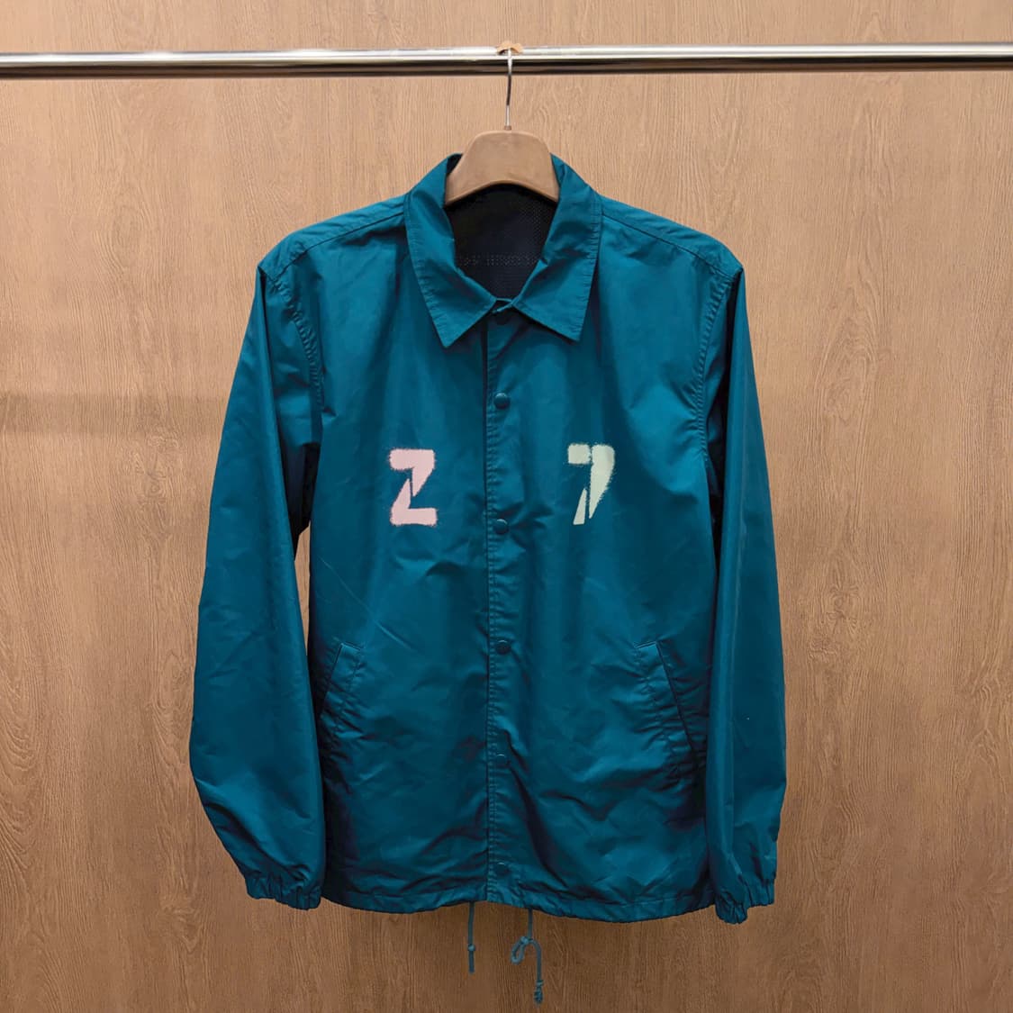 언더커버 코치 자켓 백 피라미드 프린팅 밑단 스트링 레귤러핏 틸 블루 상품이미지2