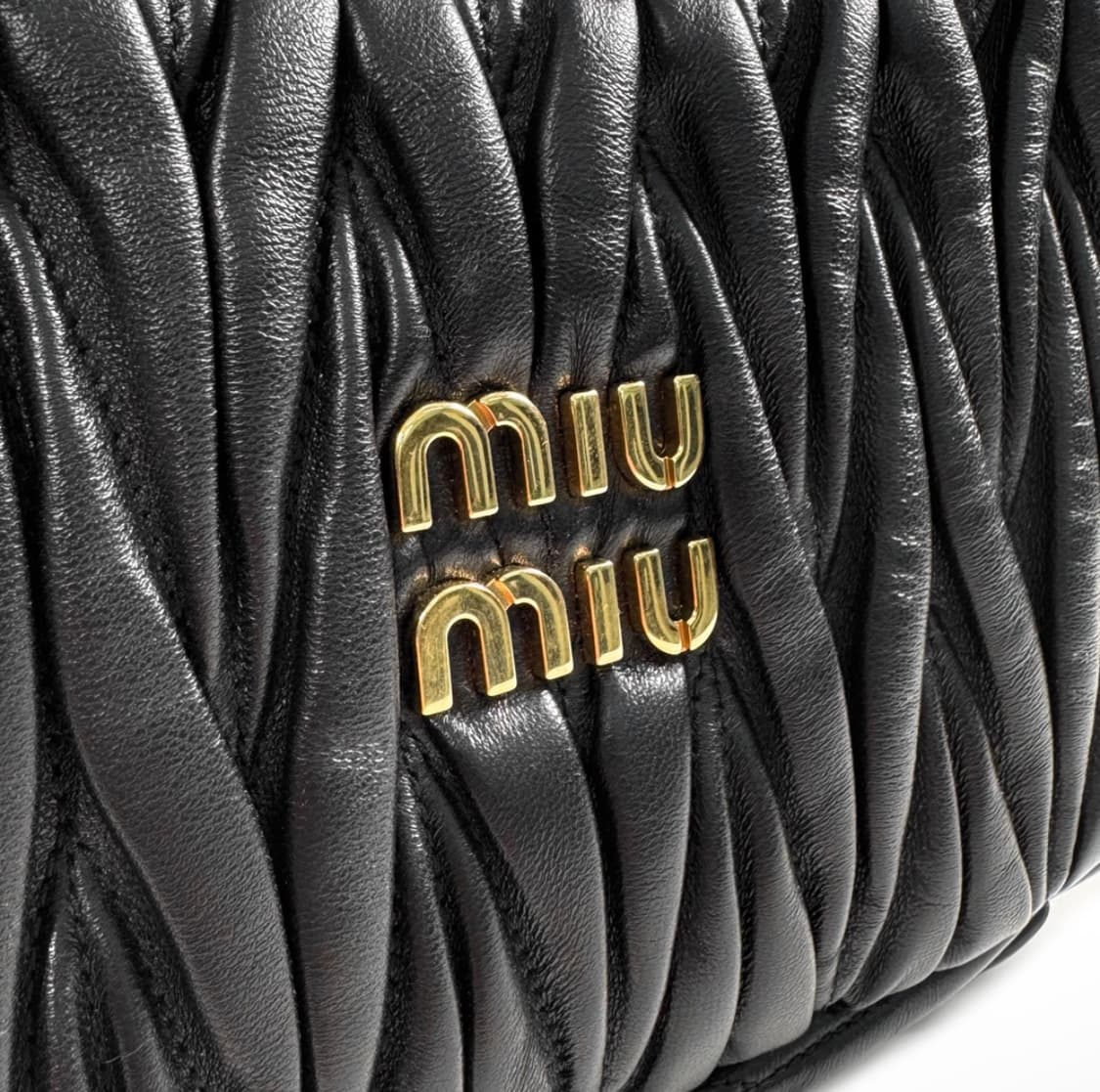 [S] 미우미우 여성 완더 마테라쎄 나파 가죽 숄더 호보백 블랙 스몰 상품이미지6