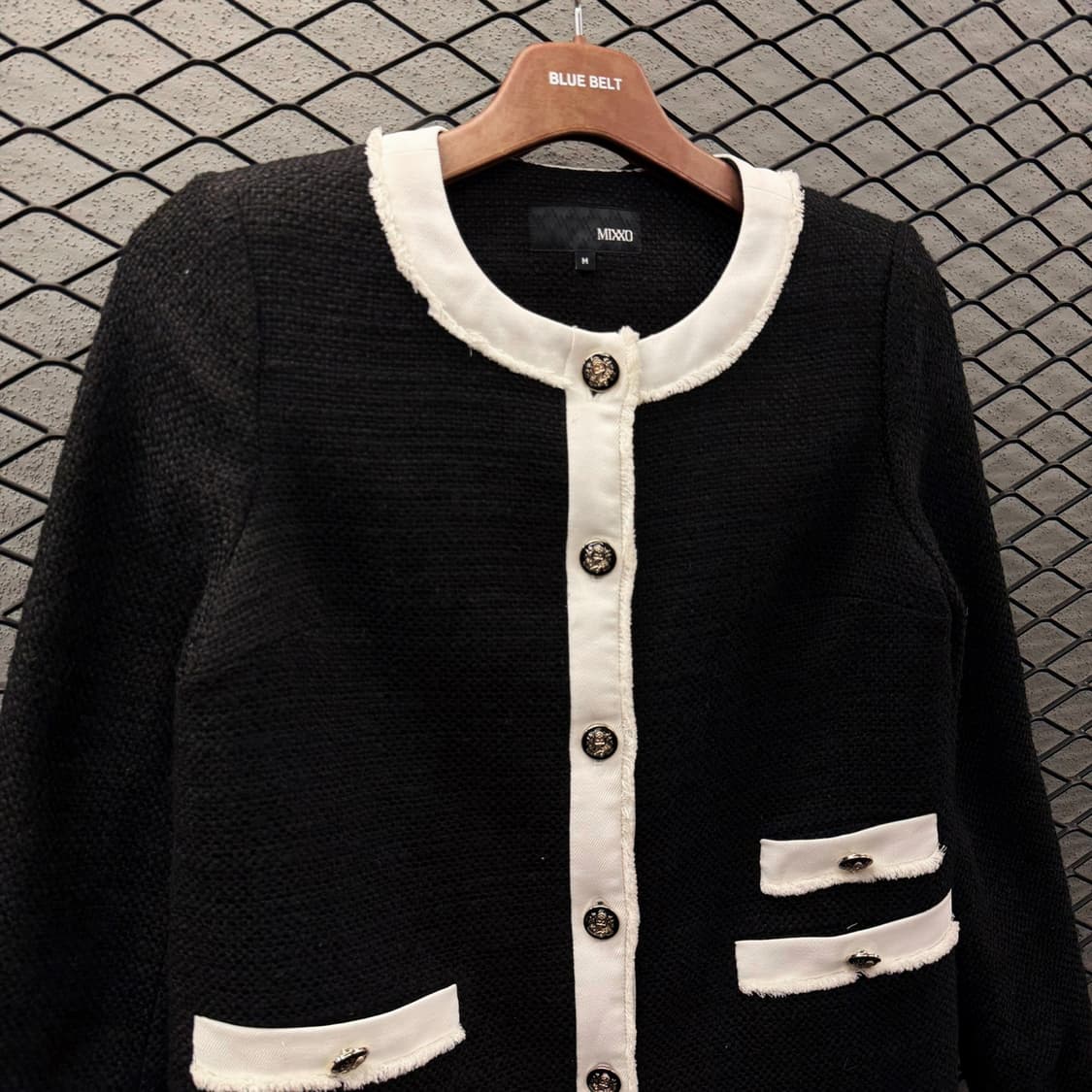 MIXXO 클래식 트위드 자켓 그레이빙 버튼 넥라인 프린지 디테일 상품이미지4