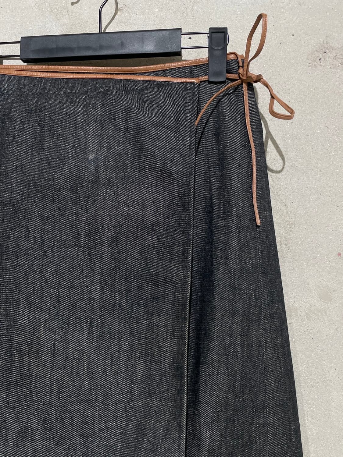 버버리 블루라벨 흑청 랩핑 스트링 데님 미디스커트 상품이미지3