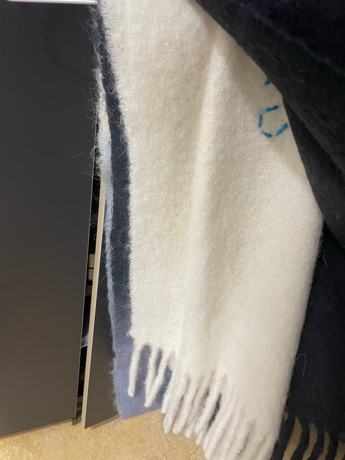 아크네 스튜디오 목도리 머플러 흰ㅡ그레이 그라데이션 상품이미지4