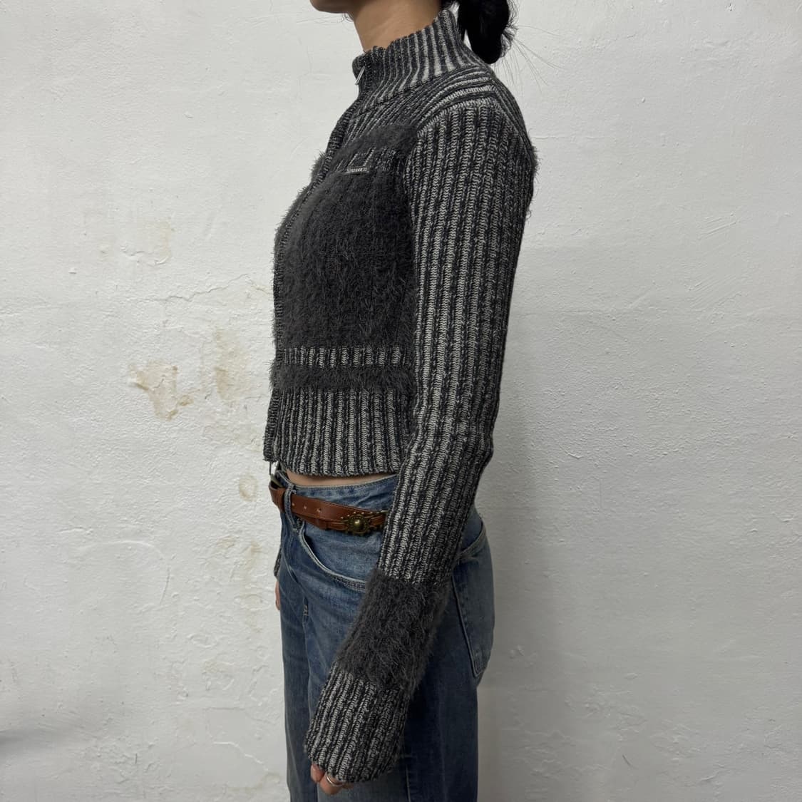 SLY JAPAN 차콜컬러 플레이트 로고 아크릴 립드 샤기 니트 집업 상품이미지2