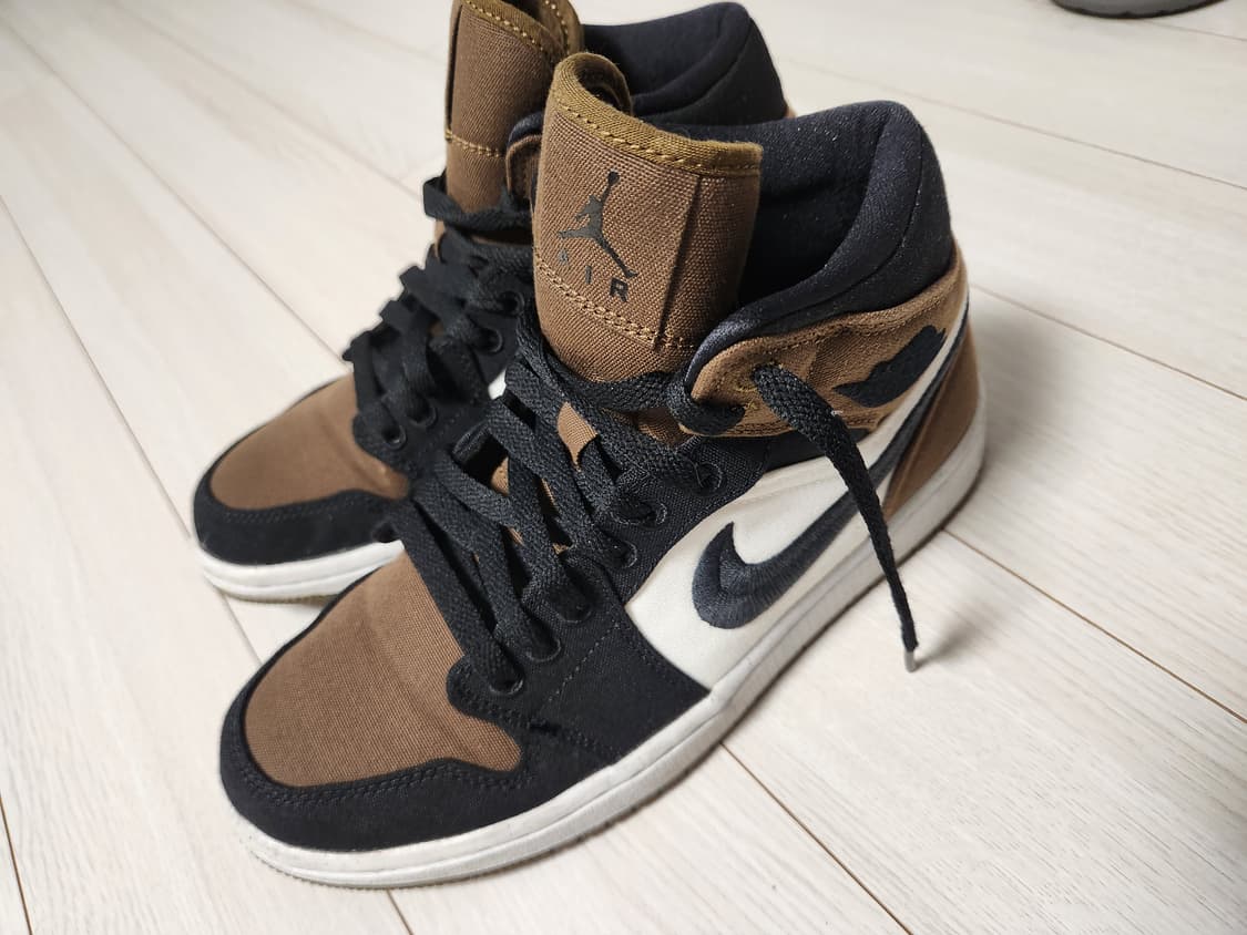 나이키 농구화 조던 1 미드 올리브 토 사이즈240

아웃솔 흰부분 생활 상품이미지7