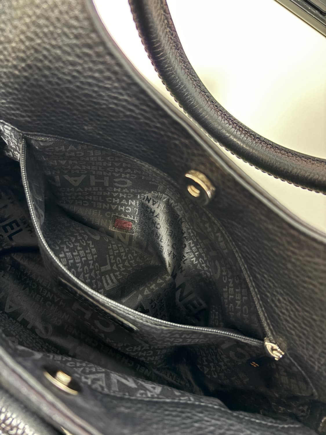 샤넬 블랙 레더 태슬 숄더백 상품이미지4