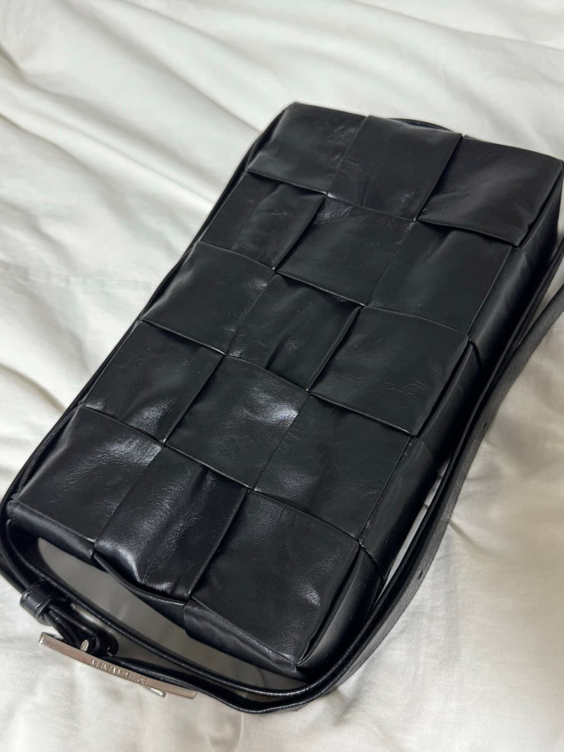 보테가 베네타 카세트백 유광레더 블랙 상품이미지5