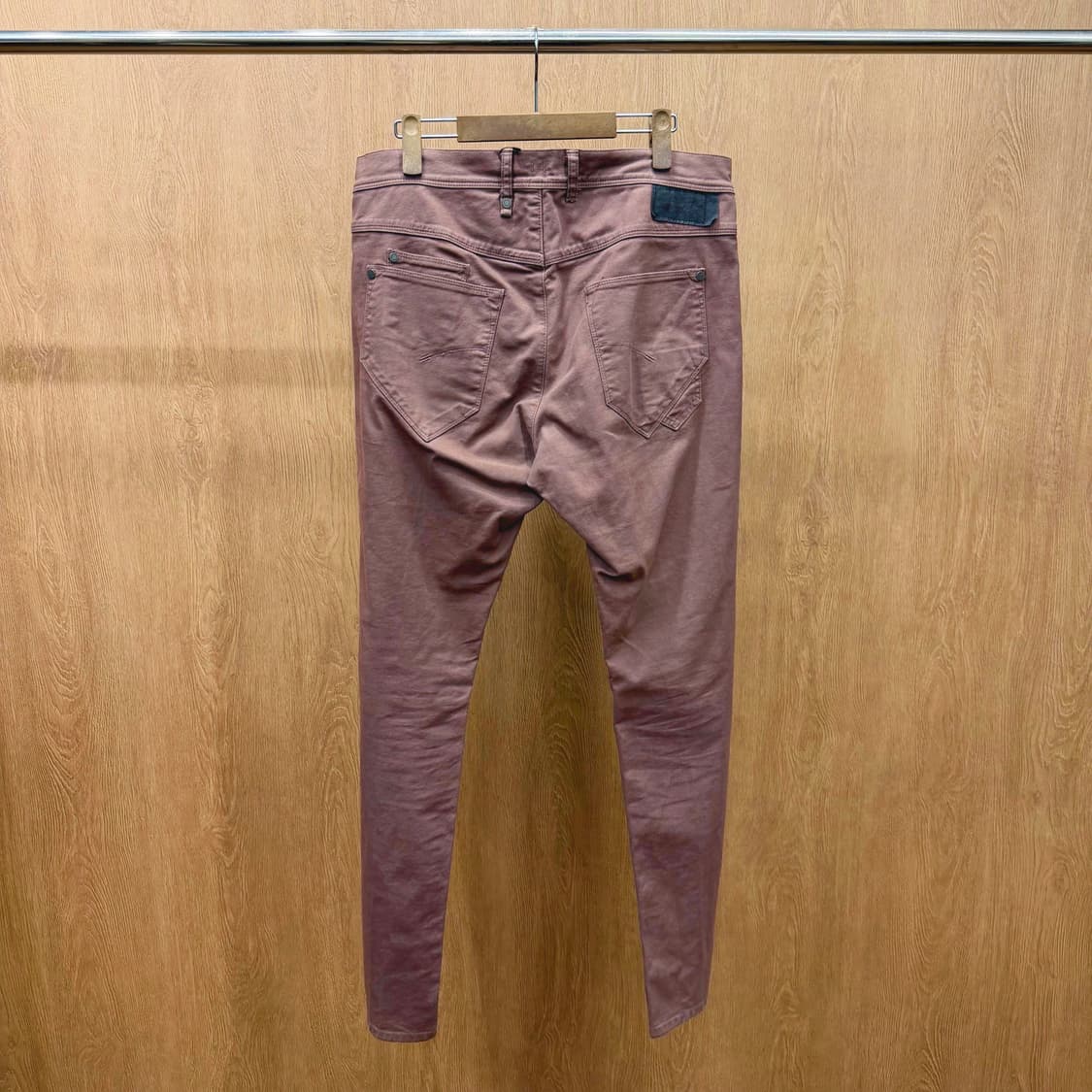 닐 바렛 코튼 팬츠 사이드 싱글 포켓 블랙 로고 디테일 슬림핏 퍼플 상품이미지3