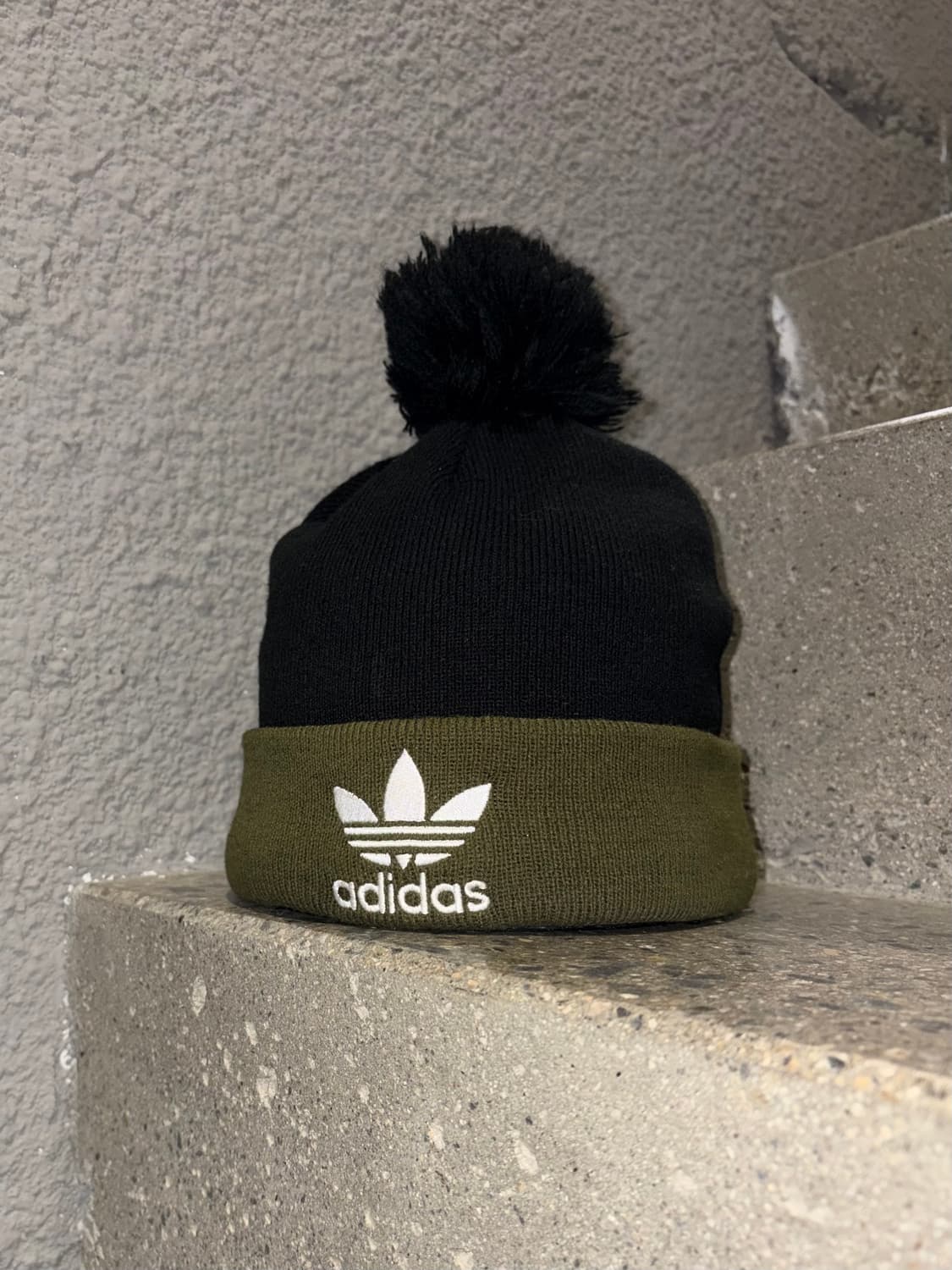 아디다스 배색 폼폼 비니 상품이미지1