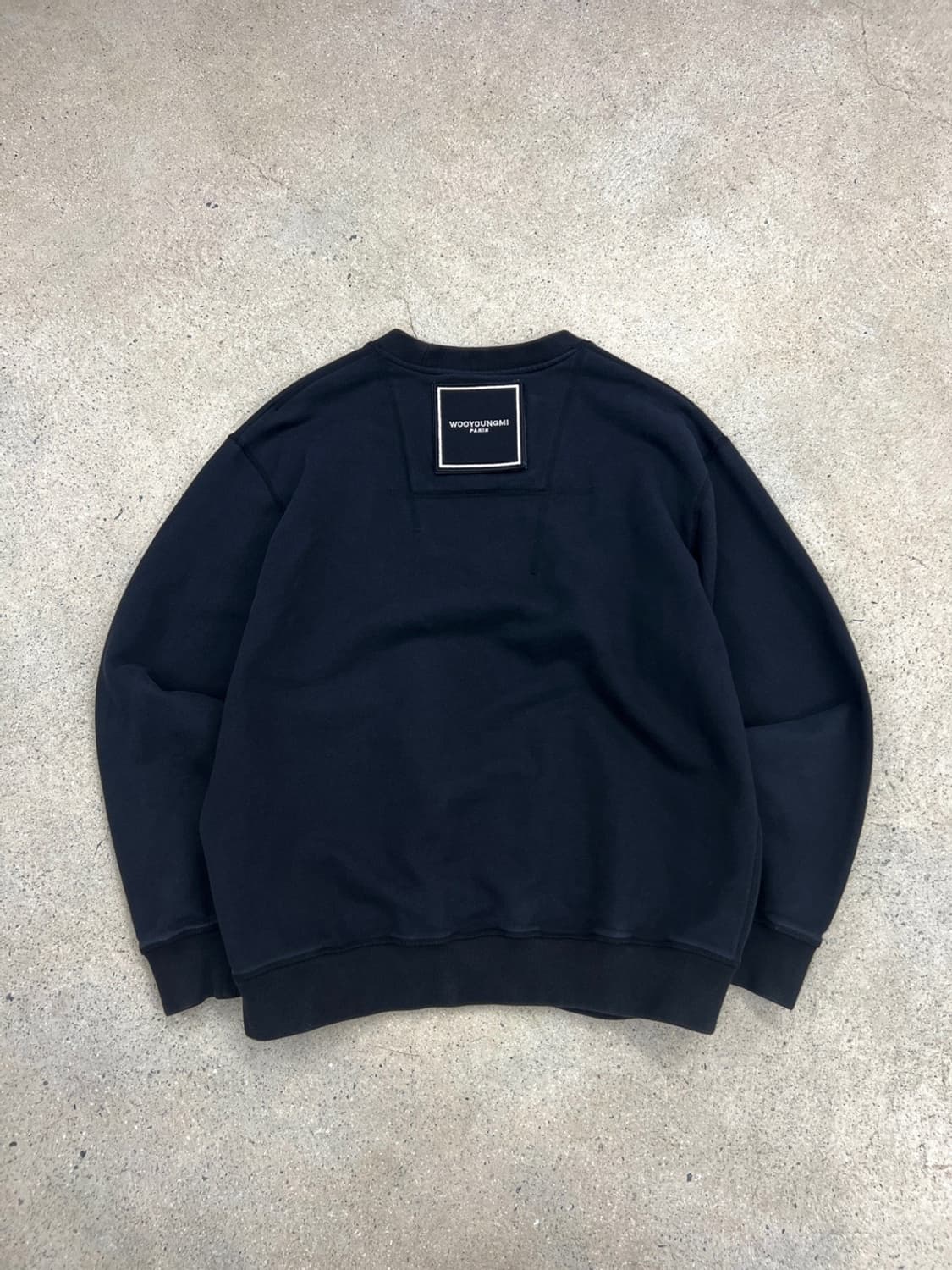 우영미 스퀘어라벨 블랙 맨투맨 상품이미지4