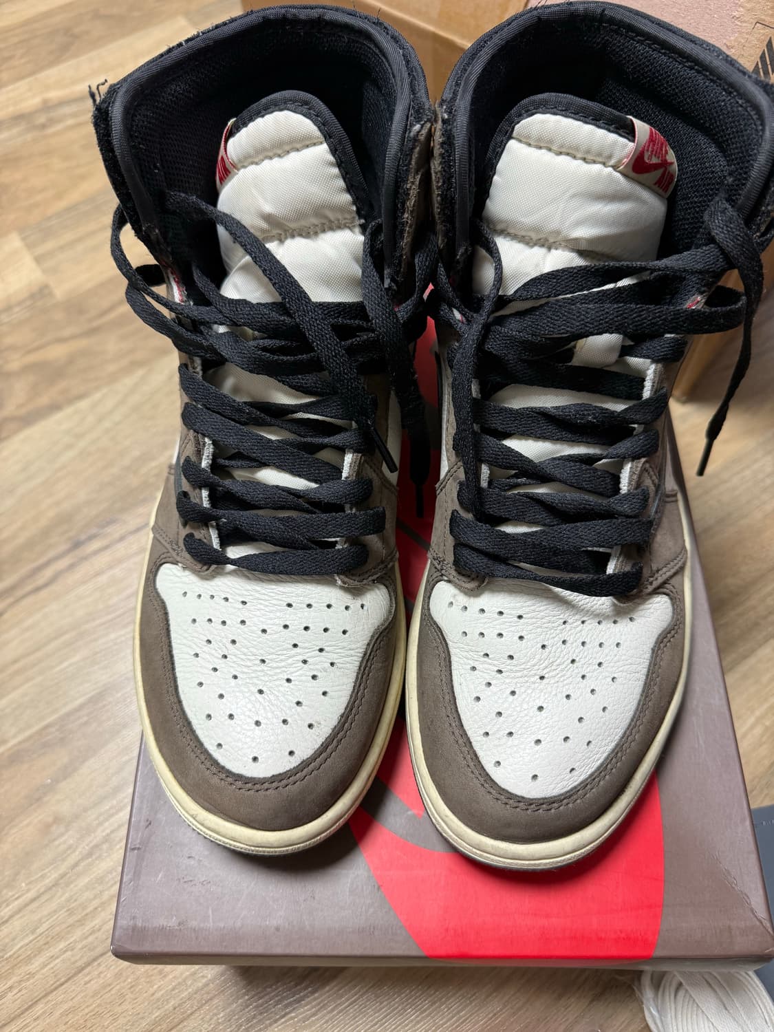 판매)나이키 에어조던1 트래비스 스캇 모카 270 풀구성 상품이미지4