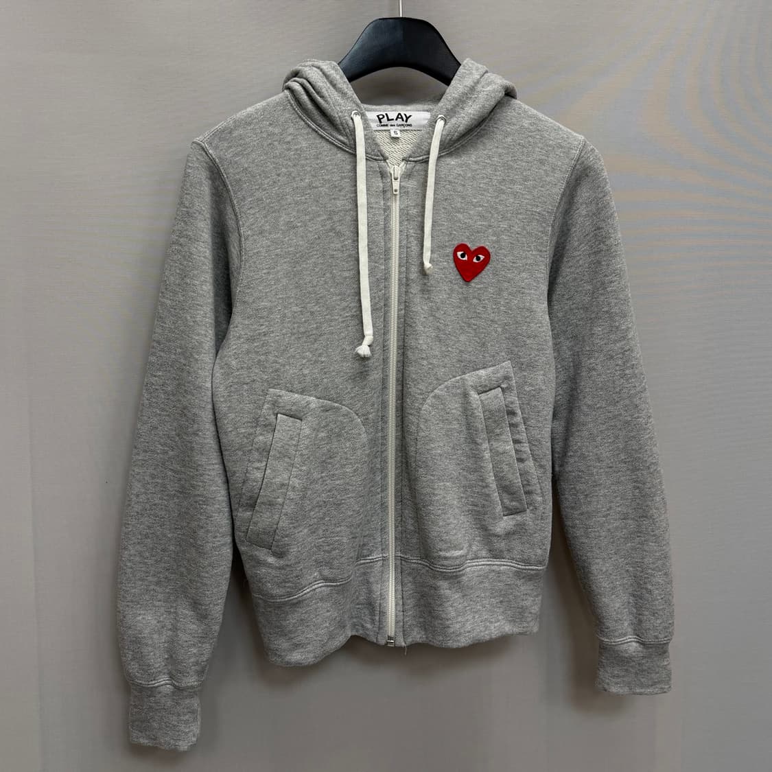 꼼데가르송 레드 와펜 백프린팅 후드 집업 (44) 상품이미지6